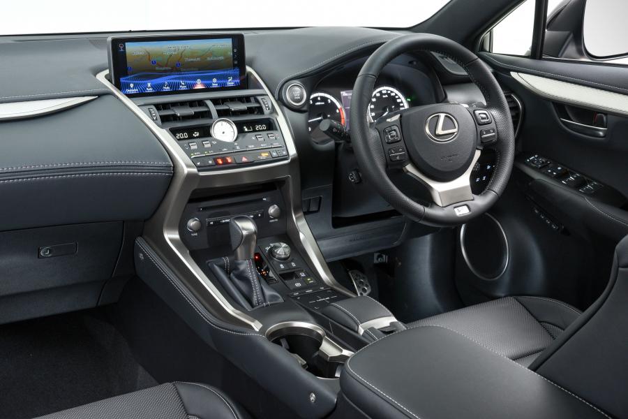 Торпедо Lexus NX300 F-Sport 2017 года  (ZA) (фото 5 из 40)